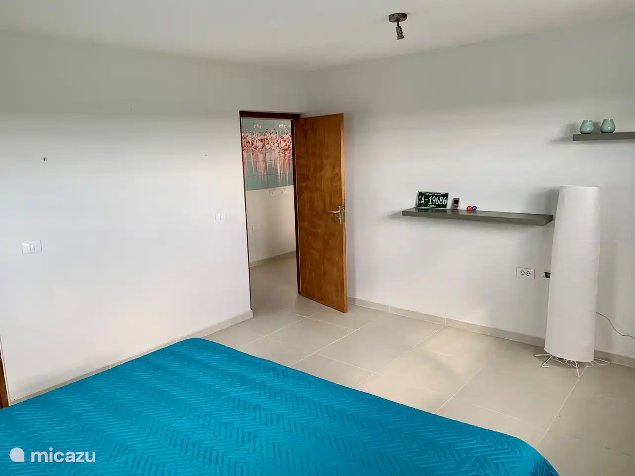 De master bedroom met een grote inloopkast, ventilator en airco aanwezig.