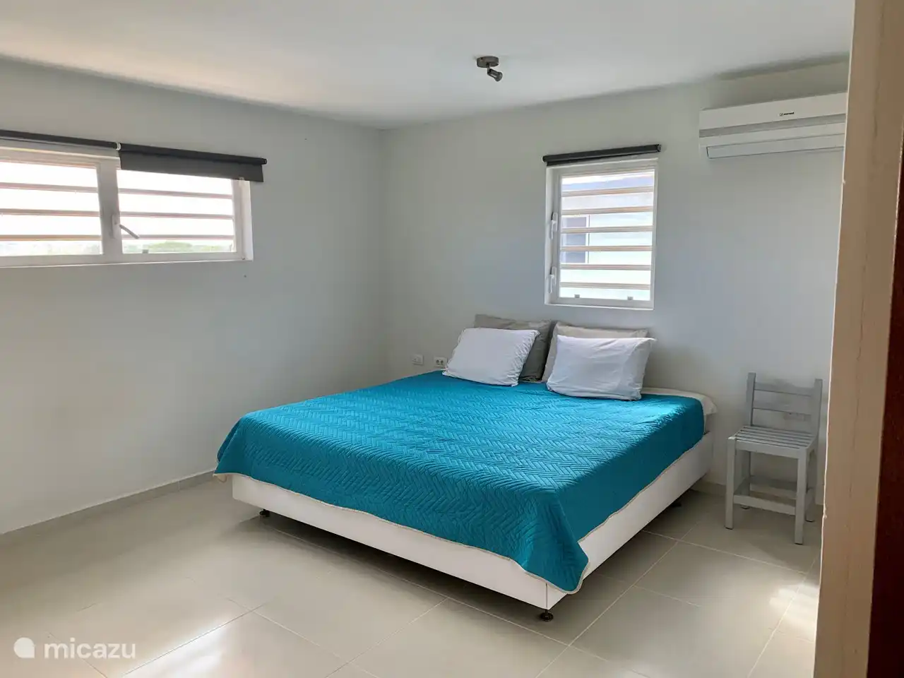 De ramen zorgen voor een frisse wind door de kamer en het bed is een 3-persoons (kingsize) 