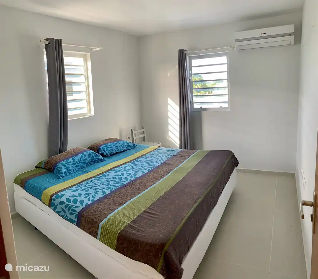 Ook hier een 3 persoonsbed, kingsize met de keuze tussen ventilator en airco. 