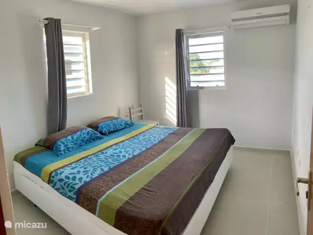 Villa Camillia Residence huren in Curaçao, Banda Ariba (oost), Kwartje - villa Ook hier een 3 persoonsbed, kingsize met de keuze tussen ventilator en airco.