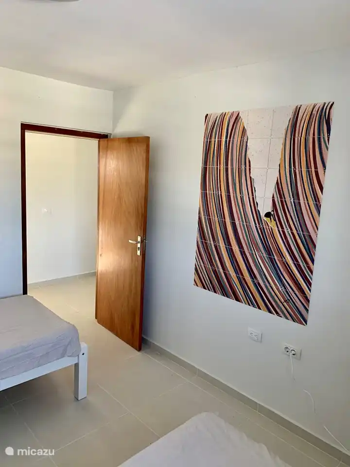 De derde slaapkamer met 2 x een eenpersoonsbed, airco en ventilator.