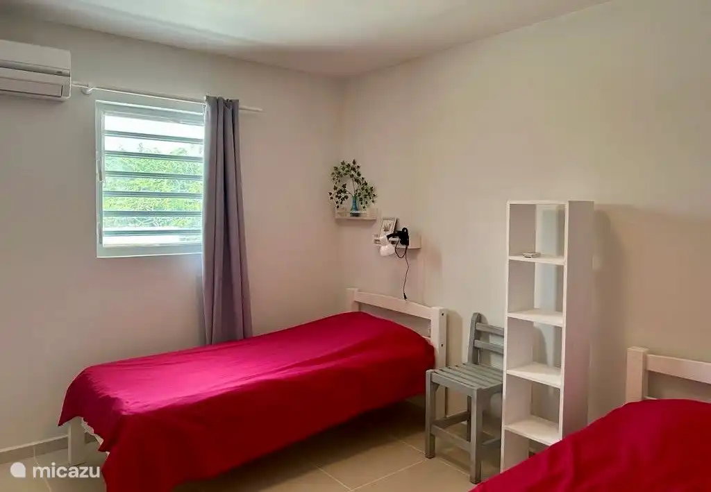 De derde slaapkamer met 2 x een eenpersoonsbed, airco en ventilator.