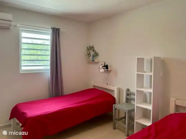 Villa Camillia Residence huren in Curaçao, Banda Ariba (oost), Kwartje - villa De derde slaapkamer met 2 x een eenpersoonsbed, airco en ventilator.