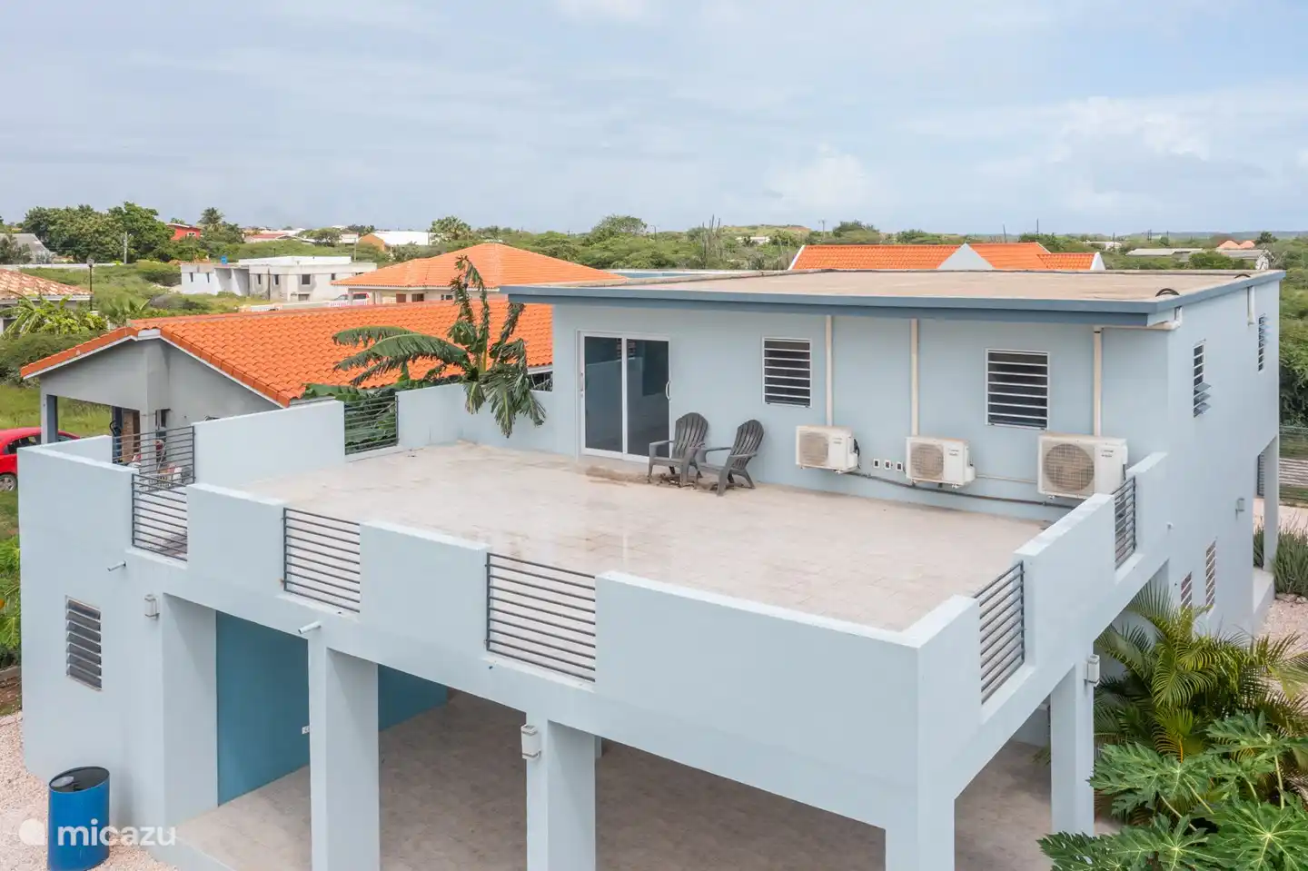 De villa heeft veel ruimte om en in huis, waarbij het dakterras een mooi uitzicht heeft en waar het s'ochtends en s'avonds goed toeven is. 