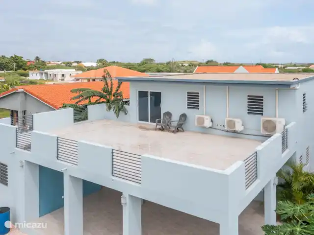 Villa Camillia Residence huren in Curaçao, Banda Ariba (oost), Kwartje - villa De villa heeft veel ruimte om en in huis, waarbij het dakterras een mooi uitzicht heeft en waar het s'ochtends en s'avonds goed toeven is.