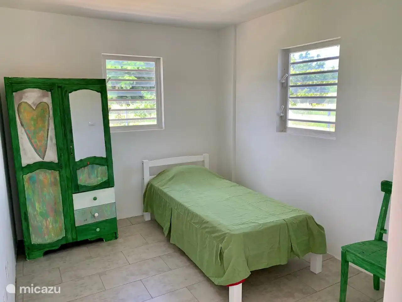 De vijfde kamer is op de patio en kan als kantoor of als slaapkamer worden gebruikt. Er is voldoende luchtverplaatsing door de ramen en met de ventilator is het goed slapen.