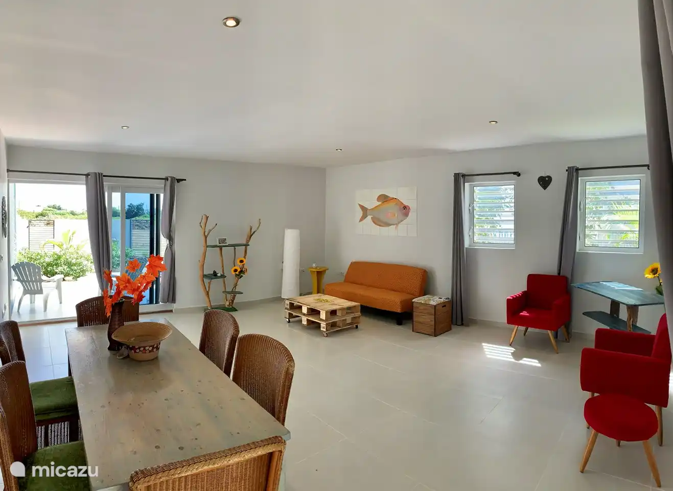 De schuifdeuren aan beide zijden van de woonkamer zorgt ervoor dat als je binnen bent toch het gevoel hebt dat je buiten bent. Deze beleving is echt uniek!