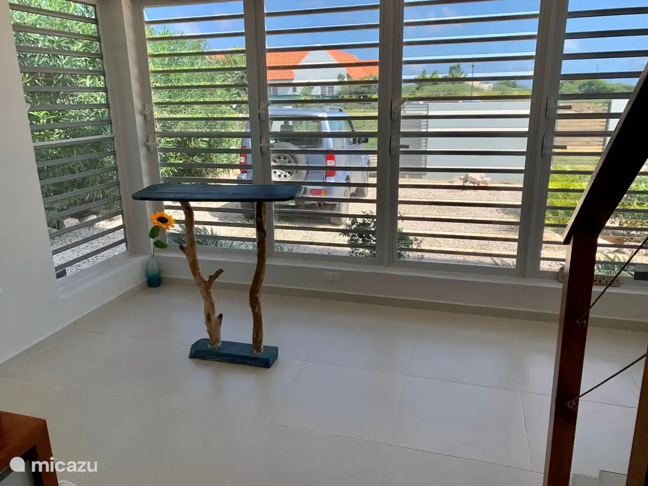 In de keuken is er plek genoeg om ook hier een eettafel en stoelen te plaatsen, nu staat er een 'bar'.