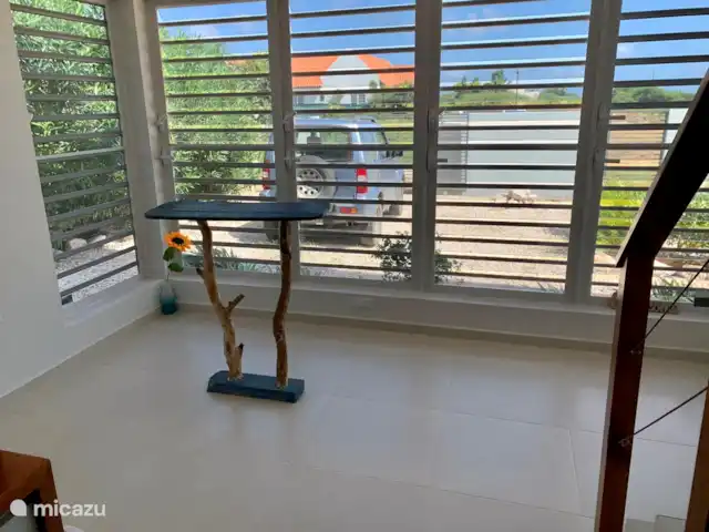 Villa Camillia Residence huren in Curaçao, Banda Ariba (oost), Kwartje - villa In de keuken is er plek genoeg om ook hier een eettafel en stoelen te plaatsen, nu staat er een 'bar'.