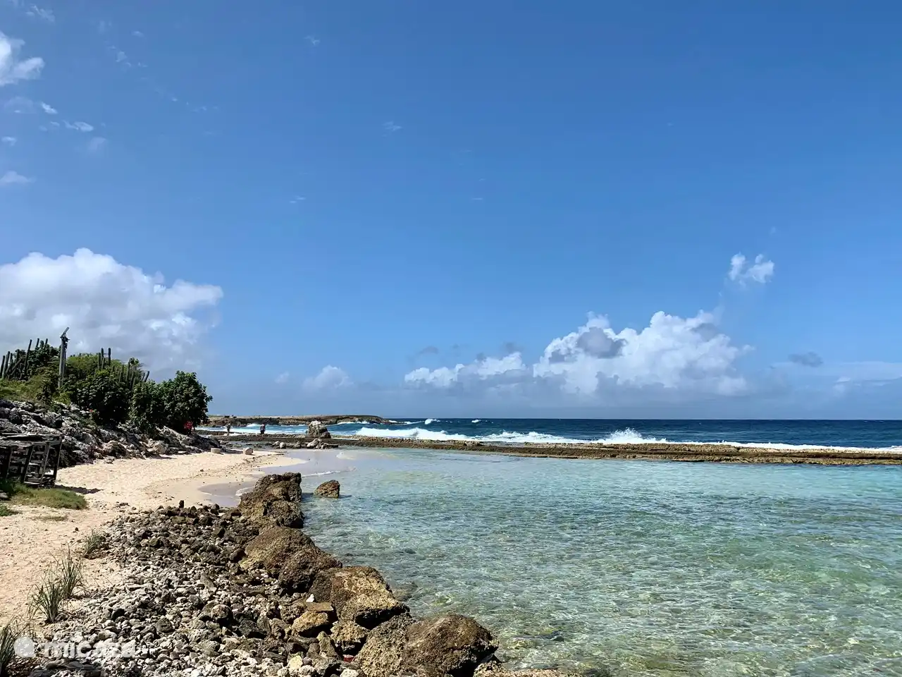 Playa Kanoa is een strandje aan de noordkant, op 8 km afstand. Hier zijn geen faciliteiten en daadoor heerlijk rustig. In de verte beuken de golven op rotsen, daarvoor ligt een geweldige baai met wit zand en hemels blauw water. 