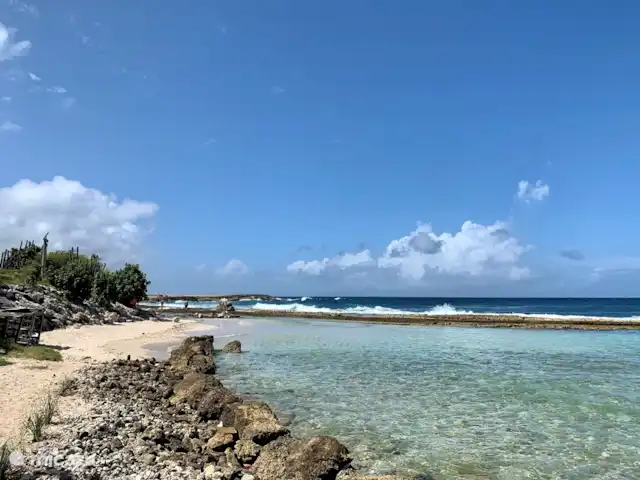 Villa Camillia Residence huren in Curaçao, Banda Ariba (oost), Kwartje - villa Playa Kanoa is een strandje aan de noordkant, op 8 km afstand. Hier zijn geen faciliteiten en daadoor heerlijk rustig. In de verte beuken de golven op rotsen, daarvoor ligt een geweldige baai met wit zand en hemels blauw water.