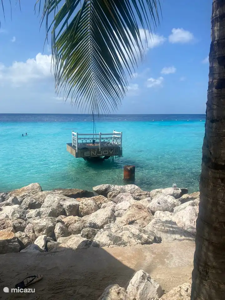 Karakter is een leuke lounge gelegenheid aan het water met waanzinnig blauw water. De strandbedjes zijn gratis, wel maak je dan gebruik van hun keuken.