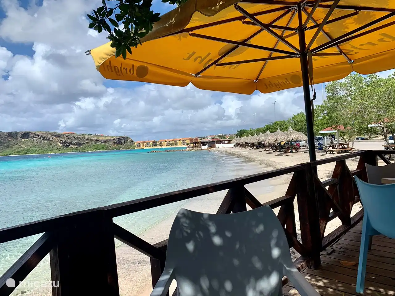 Brisa Do Mar aan de Carcasbaai, vlakbij het spaanse water en naast 1 van de gezelligste strandjes waar je je eigen drinken en eten mee kunt nemen. De Pier aan het Spaanse water ligt schuin tegenover en ook daar is het goed toeven. En vergeet de surfspot nabij niet om langs te gaan! 