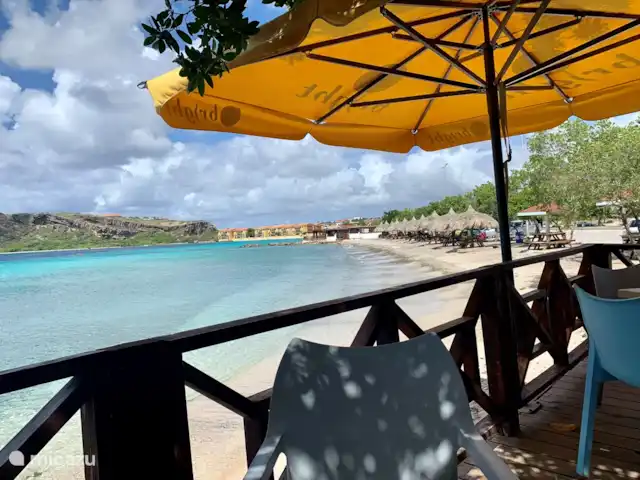 Villa Camillia Residence huren in Curaçao, Banda Ariba (oost), Kwartje - villa Brisa Do Mar aan de Carcasbaai, vlakbij het spaanse water en naast 1 van de gezelligste strandjes waar je je eigen drinken en eten mee kunt nemen. De Pier aan het Spaanse water ligt schuin tegenover en ook daar is het goed toeven. En vergeet de surfspot nabij niet om langs te gaan!