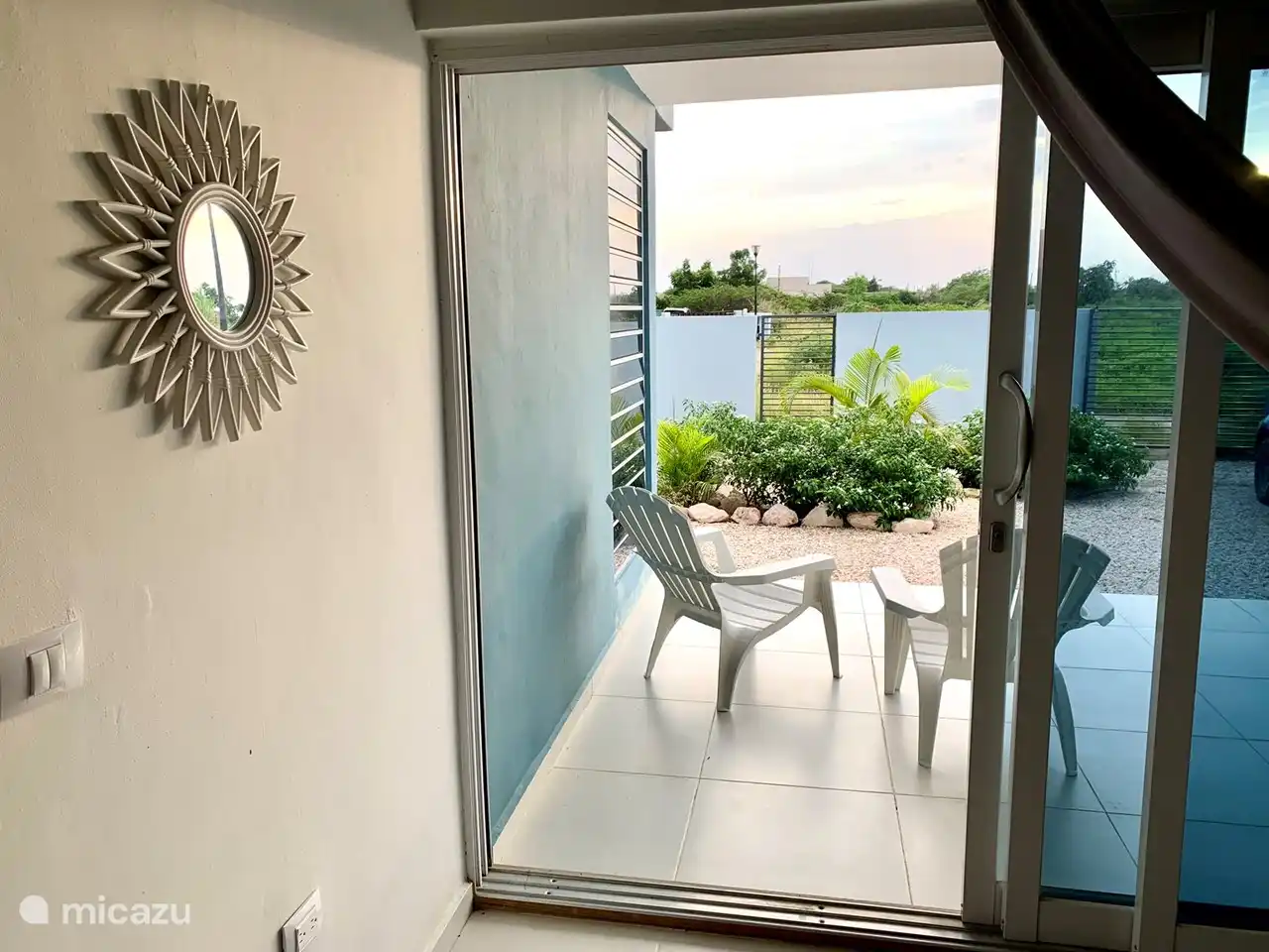 s'ochtends is het aan de voorkant van het huis heerlijk zitten in de het zonnetje!