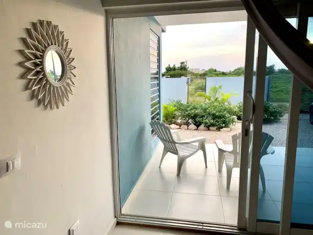 Villa Camillia Residence huren in Curaçao, Banda Ariba (oost), Kwartje - villa s'ochtends is het aan de voorkant van het huis heerlijk zitten in de het zonnetje!