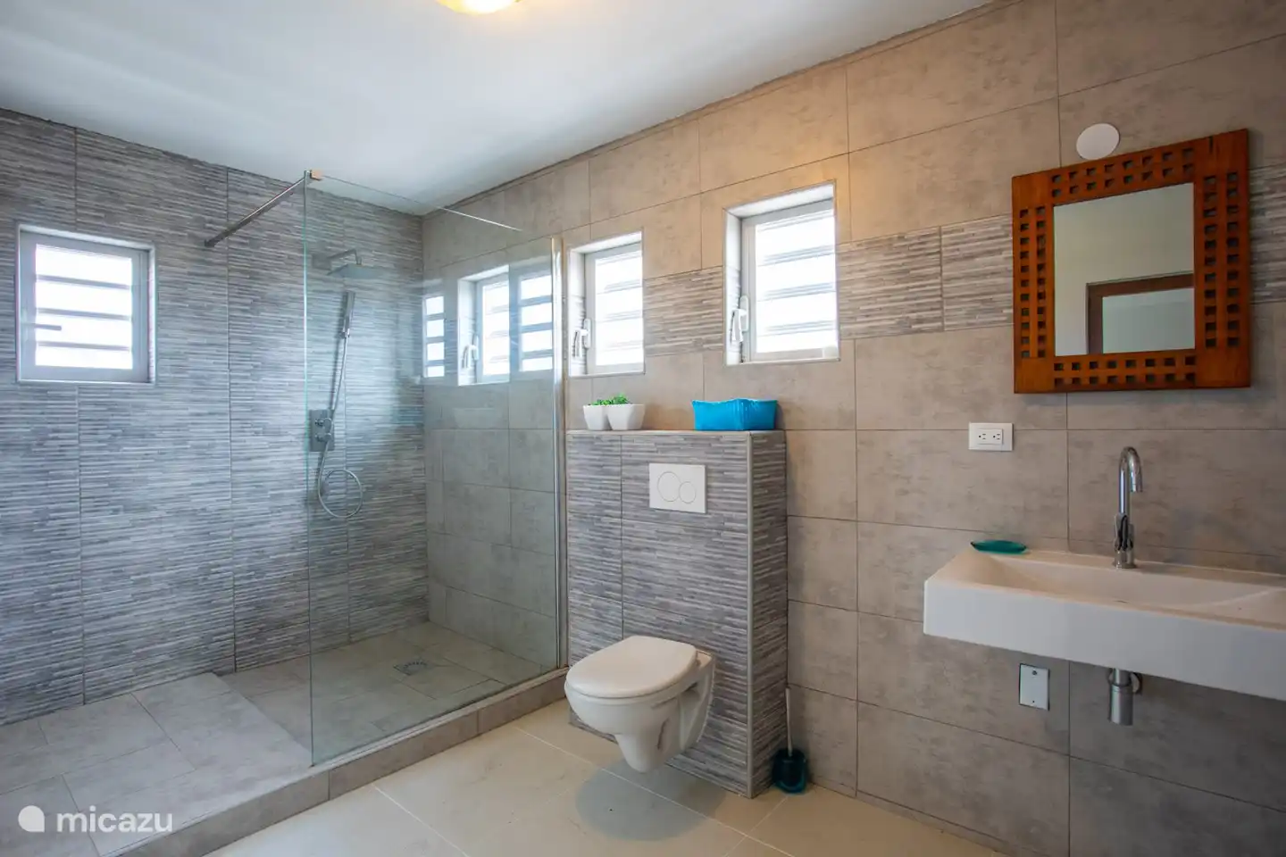 De badkamer en douche zijn heerlijk ruim en de ramen met de 'lamellen' zorgen voor een maximale ventilatie.