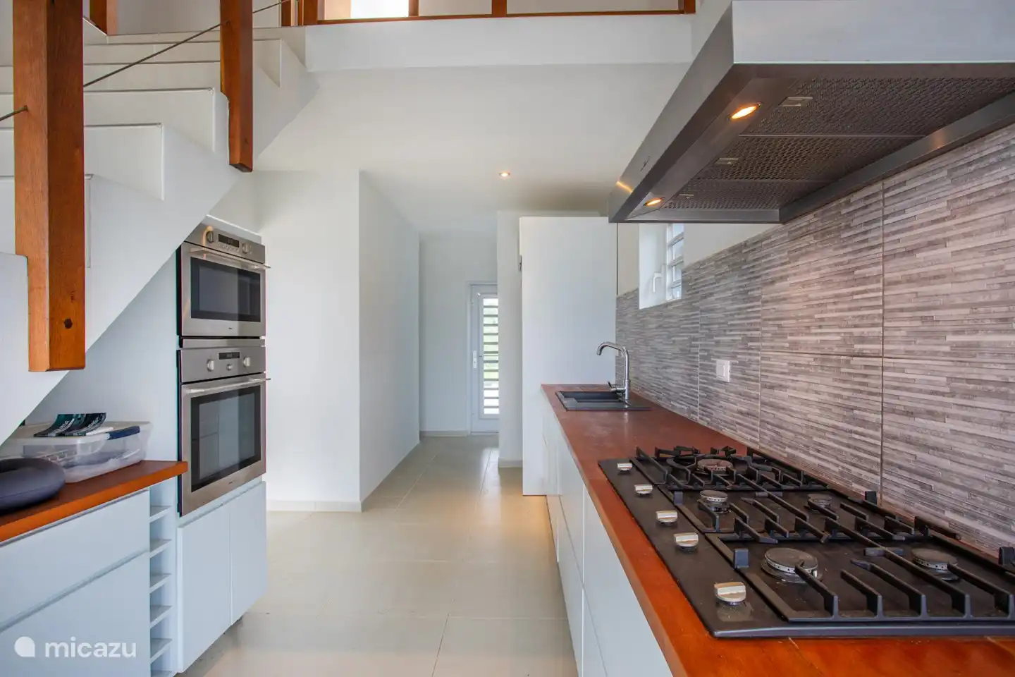 De keuken is van alle gemakken voorzien; oven, magnetron, wasmachine, koelvriescombinatie en een groot fornuis.