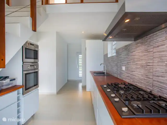 Villa Camillia Residence huren in Curaçao, Banda Ariba (oost), Kwartje - villa De keuken is van alle gemakken voorzien; oven, magnetron, wasmachine, koelvriescombinatie en een groot fornuis.