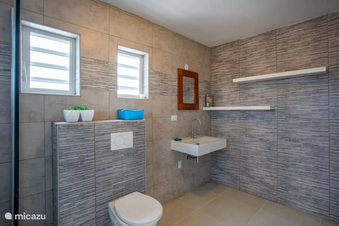 De badkamer is zo groot dat je er makkelijk met 2 of 3 personen gebruik van kunt maken,