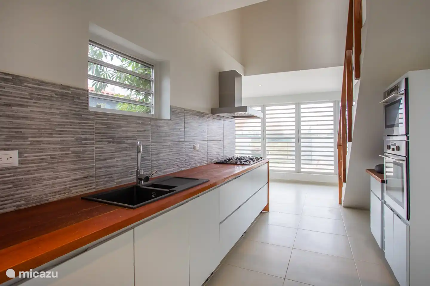 De keuken heeft aan 3 zijden ramen die open kunnen en daardoor is het ook als je kookt aangenaam van temperatuur.