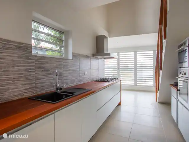 Villa Camillia Residence huren in Curaçao, Banda Ariba (oost), Kwartje - villa De keuken heeft aan 3 zijden ramen die open kunnen en daardoor is het ook als je kookt aangenaam van temperatuur.