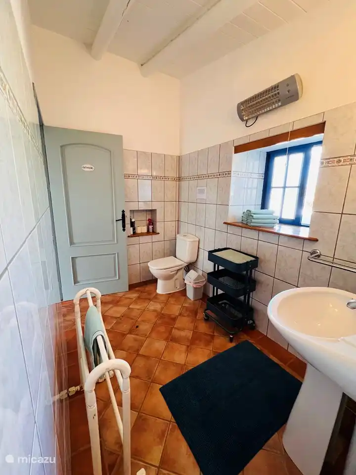 Das Badezimmer mit ebenerdiger Dusche