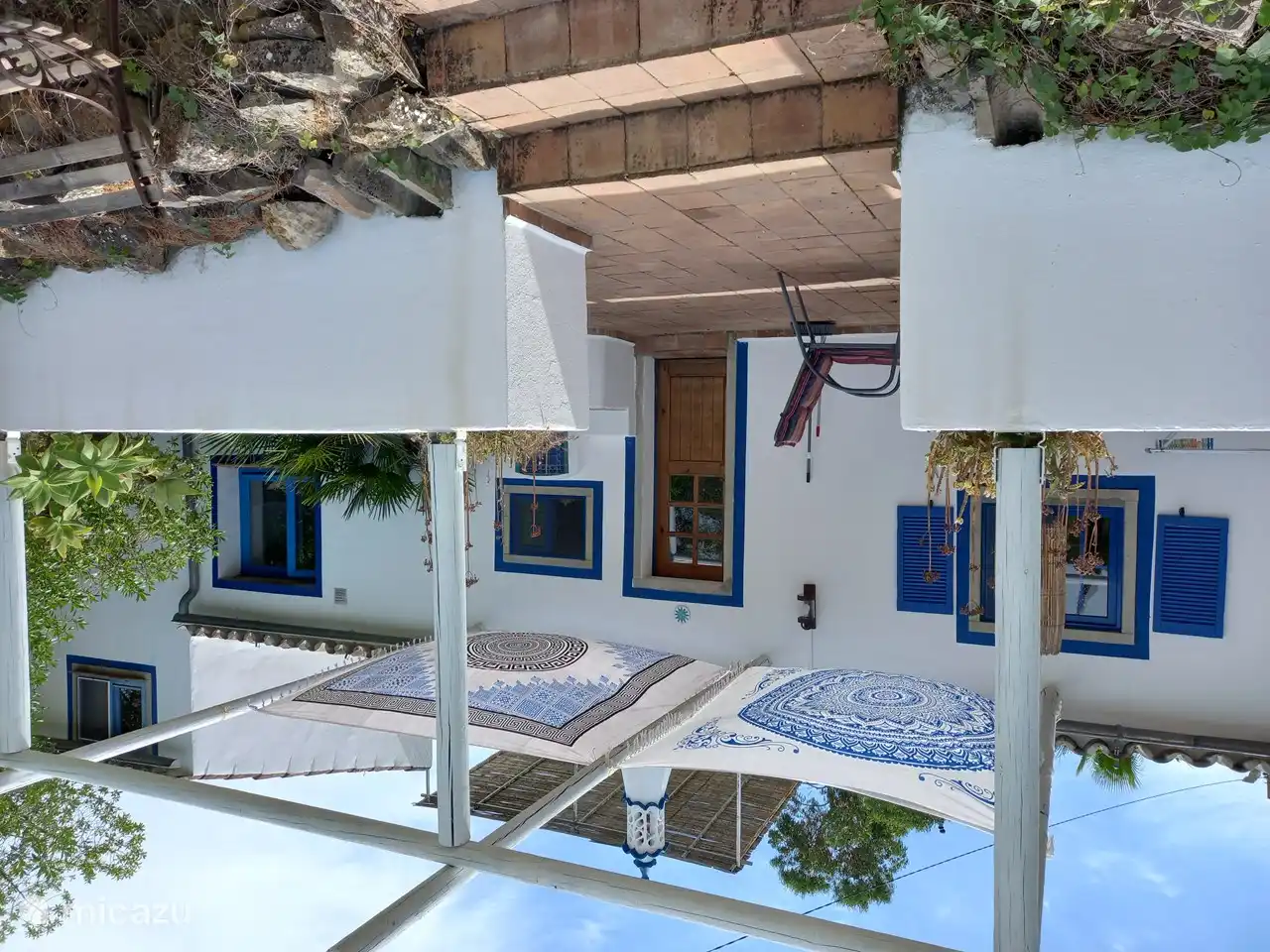 Die Terrasse auf der Rückseite mit schöner Aussicht 