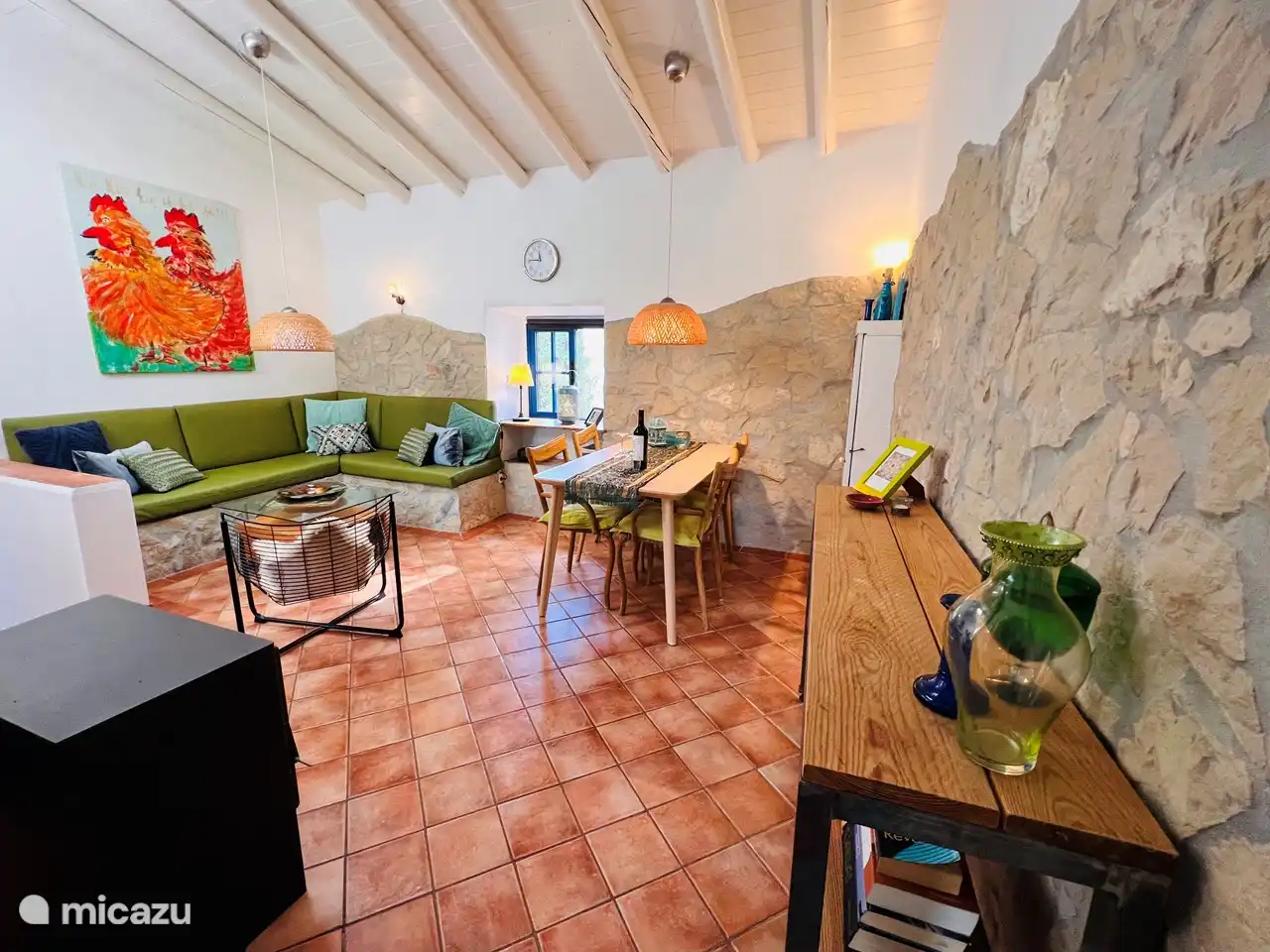 Das Wohnzimmer mit Essbereich 