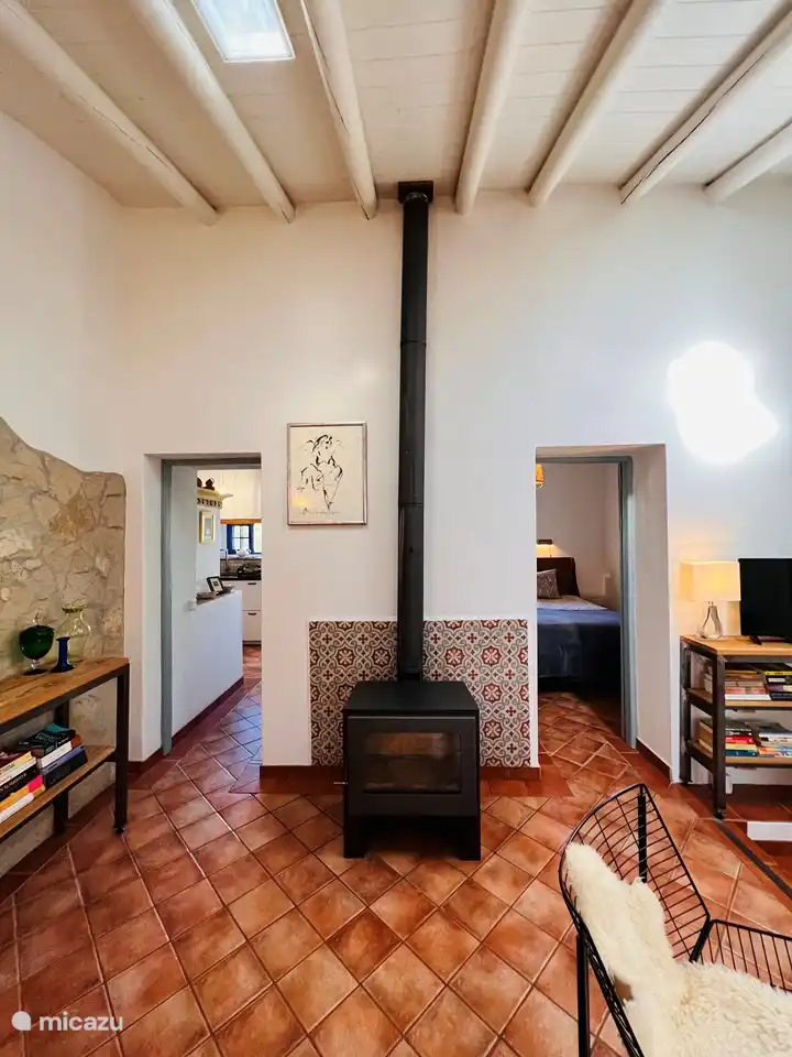 Guter Holzofen. Es gibt auch eine Klimaanlage