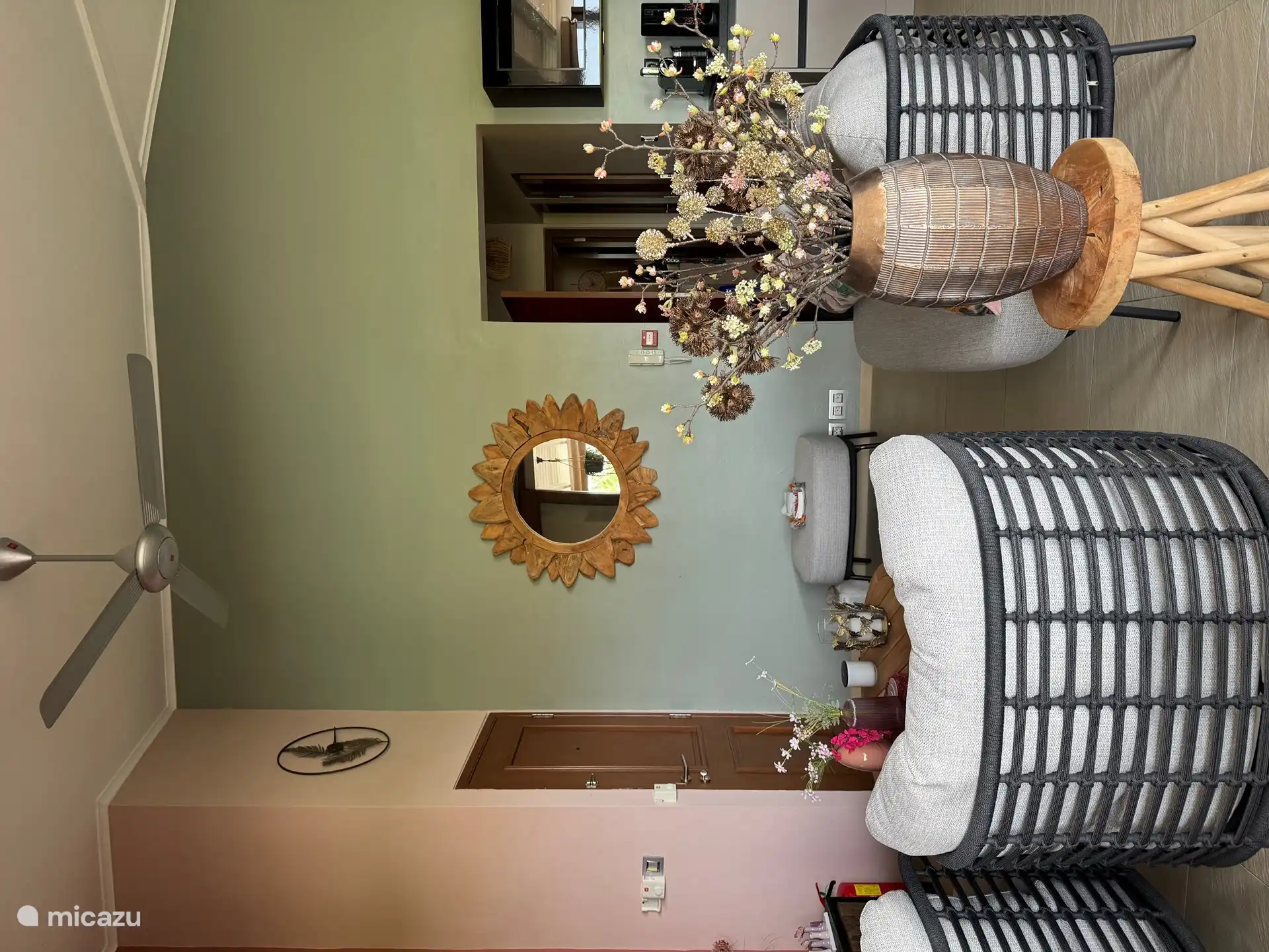 Heerlijk zit hoek bij de tv. Met zachte stoelen en banken.  