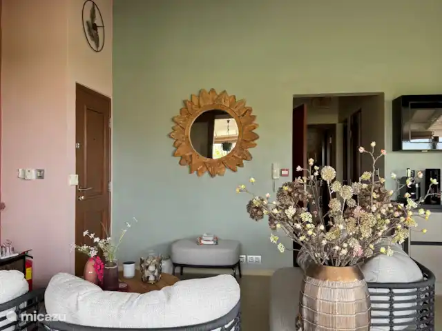 Vue sur l'eau espagnole Sun Flower Garden | Curaçao, Banda Ariba (est), Brakkeput Abou - appartement Beau coin salon près de la télévision. Avec fauteuils moelleux et canapés.