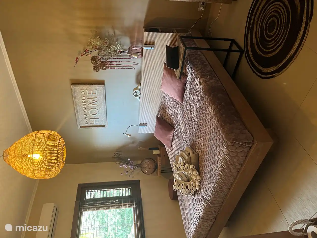 Slaapkamer met badkamer aan 1 heerlijk koel met airco 