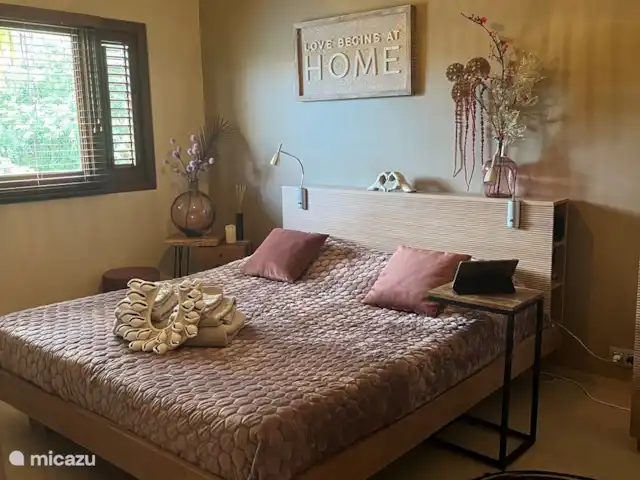 Vue sur l'eau espagnole Sun Flower Garden | Curaçao, Banda Ariba (est), Brakkeput Abou - appartement Chambre avec salle de bain au 1 merveilleusement fraîche avec climatisation