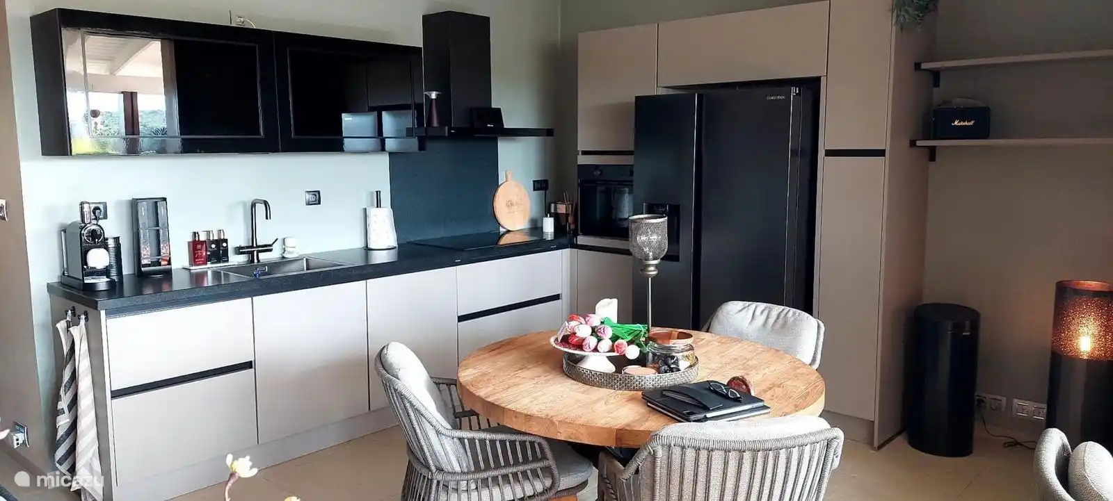 Heerlijke keuken met ook een eethoek binnen. 