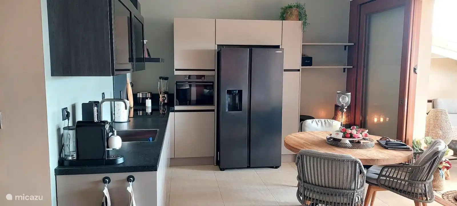 Mooie nieuwe keuken met oven afwasmachine en cooker 