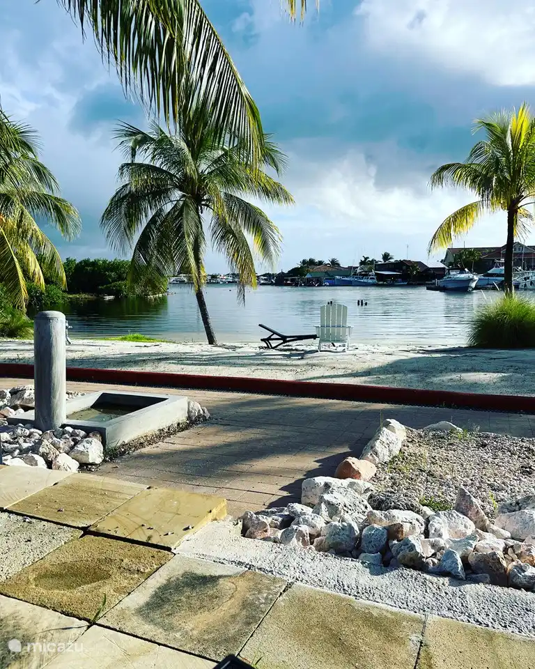 Prive strand om te liggen niet om te zwemmen kan wel maar zwembad is beter of naar 1 van de stranden elders in de buurt. 