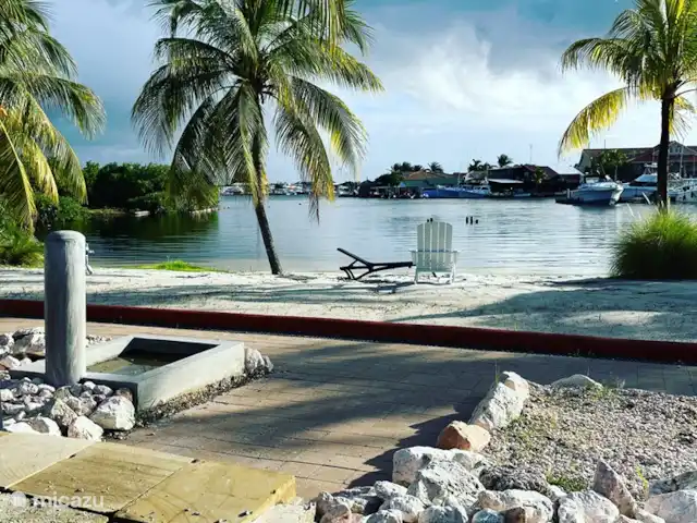 Vue sur l'eau espagnole Sun Flower Garden | Curaçao, Banda Ariba (est), Brakkeput Abou - appartement Plage privée pour s'allonger, pas pour nager, mais la piscine est meilleure ou sur l'une des plages ailleurs dans la région.