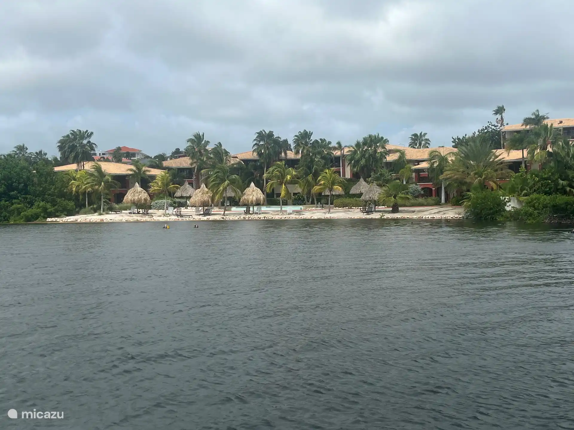 Foto genomen vanaf het spaanse water. 