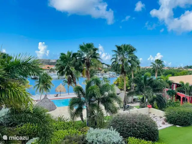 Vue sur l'eau espagnole Sun Flower Garden | Curaçao, Banda Ariba (est), Brakkeput Abou - appartement Vue depuis le balcon sur le jardin, la piscine et le plan d'eau espagnol.