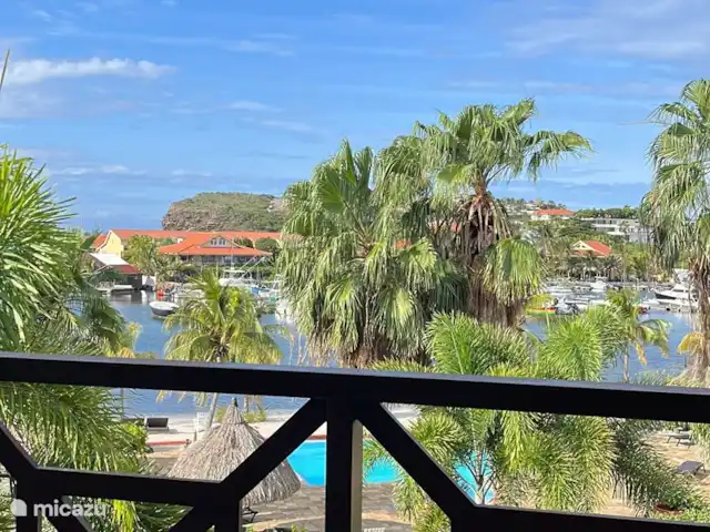 Vue sur l'eau espagnole Sun Flower Garden | Curaçao, Banda Ariba (est), Brakkeput Abou - appartement Vue du balcon sur la piscine et l'eau espagnole