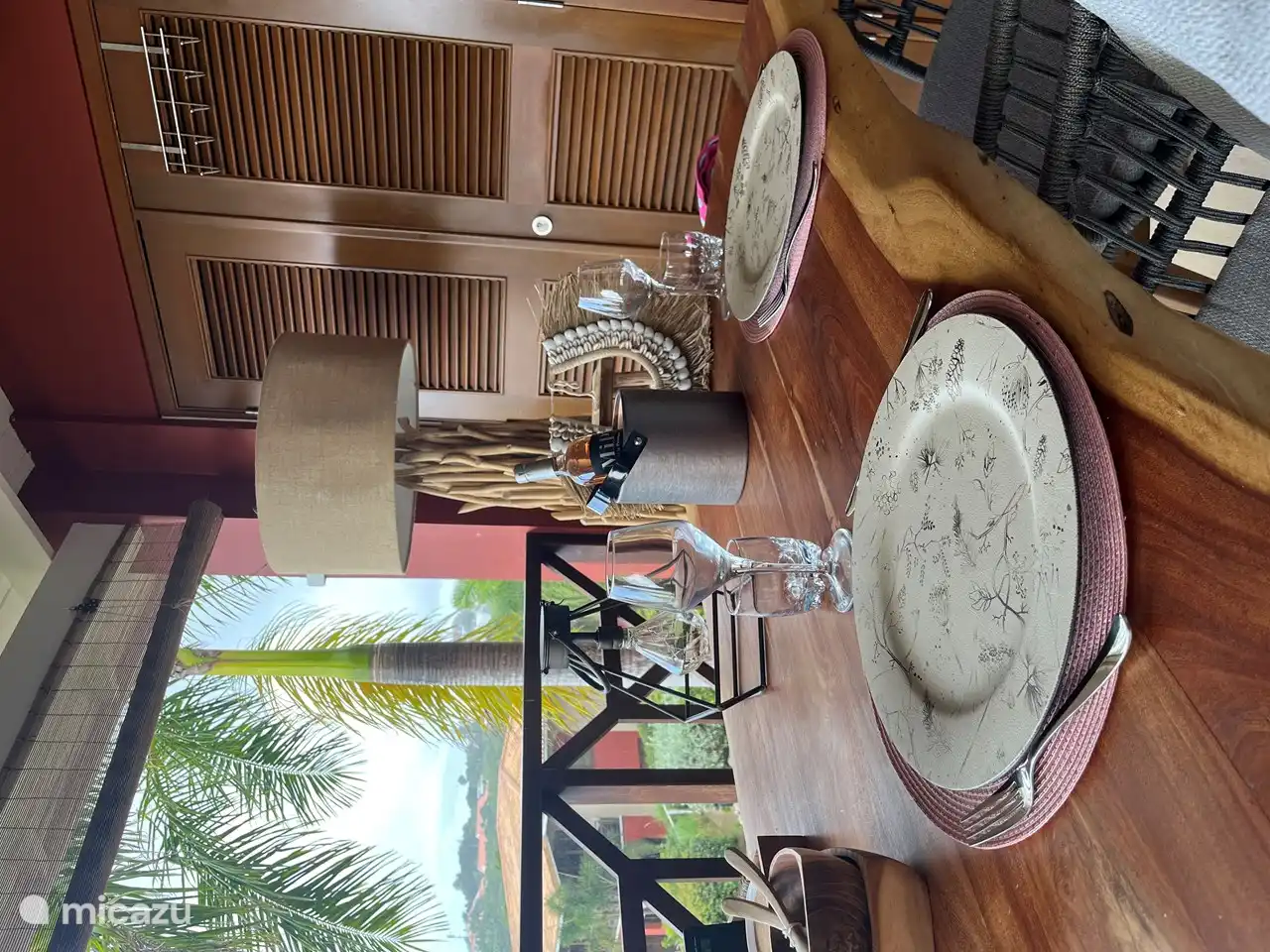 Gezellige eettafel met mooi uitzicht op het spaanse water. 