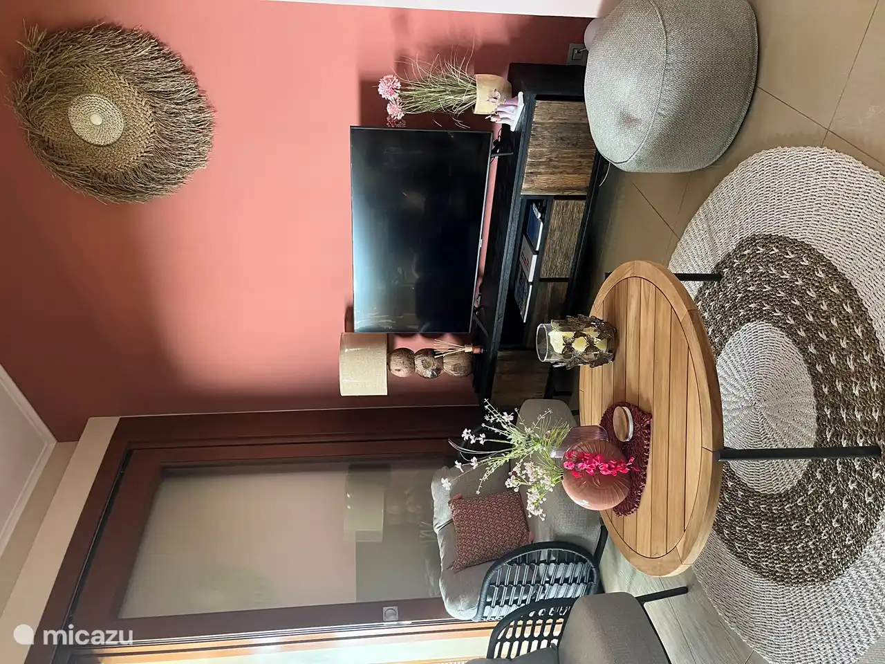 Woonkamer met smart -tv en heerlijk zitbank