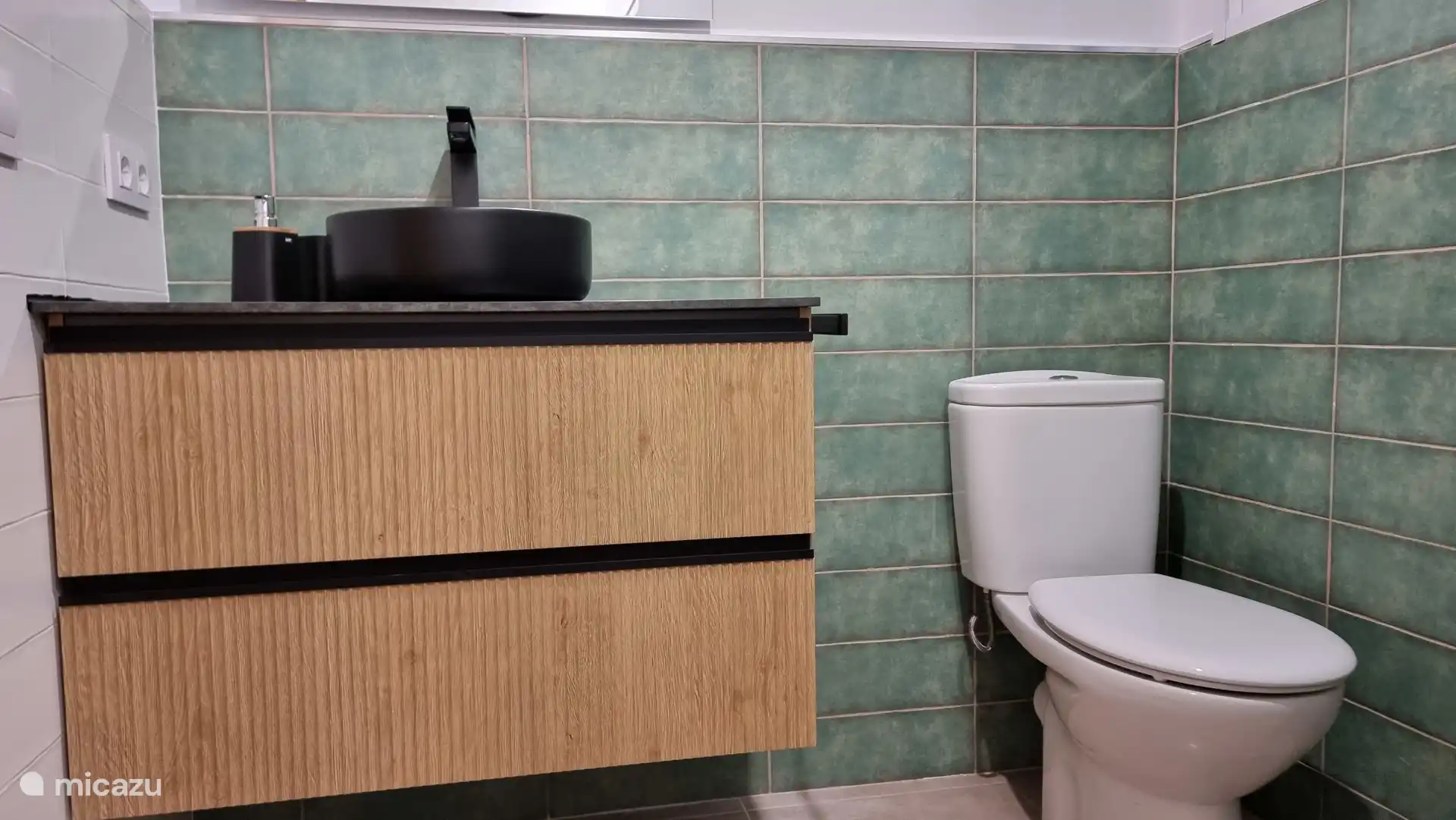 Baño de ducha situado pasillo
