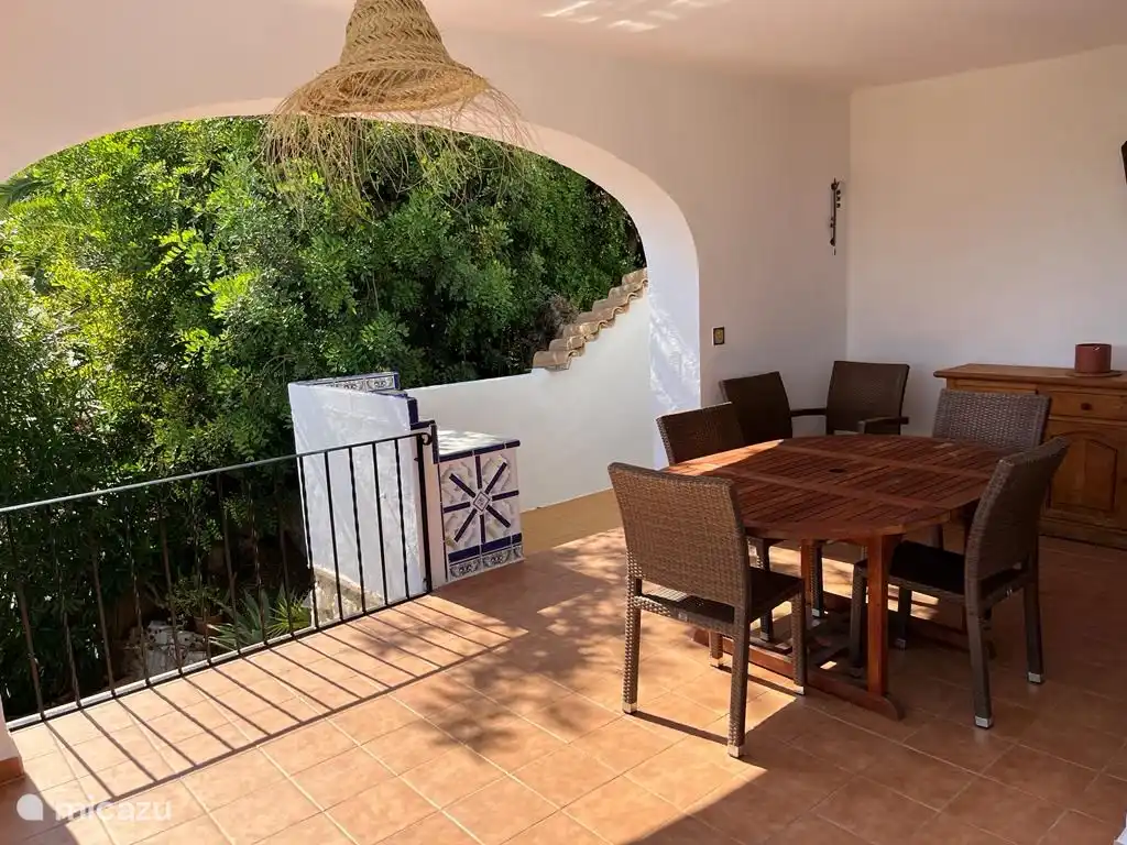 coin repas sur terrasse couverte