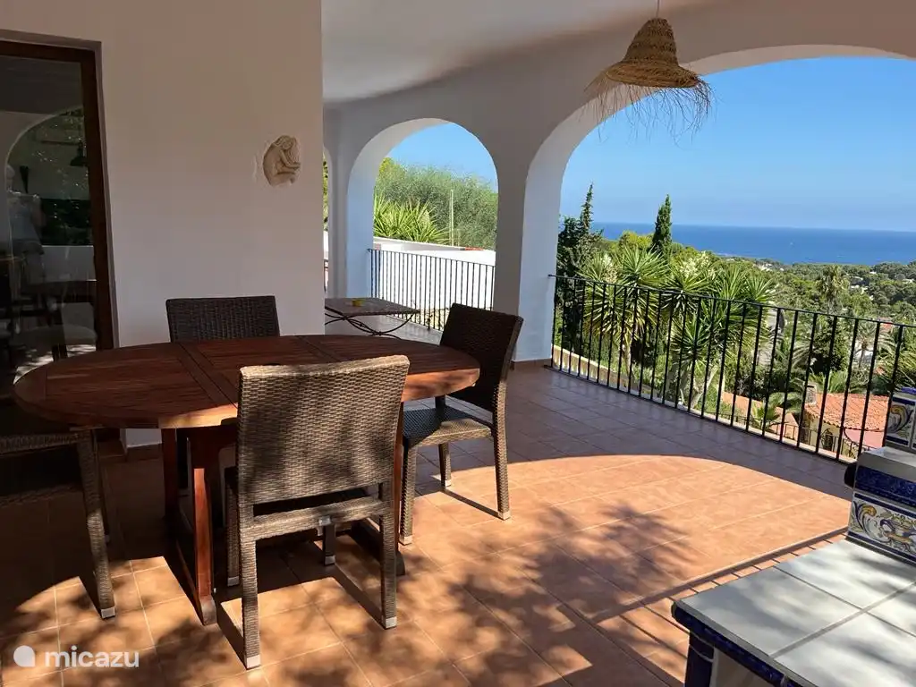 terrasse couverte côté séjour