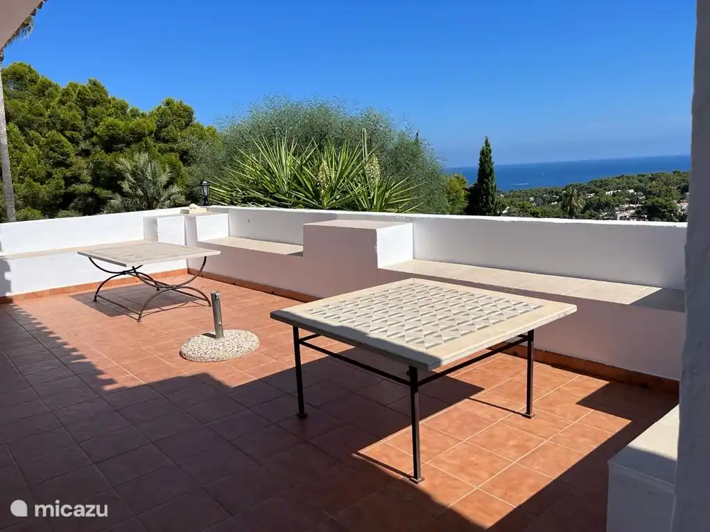 terrasse ouverte sur séjour