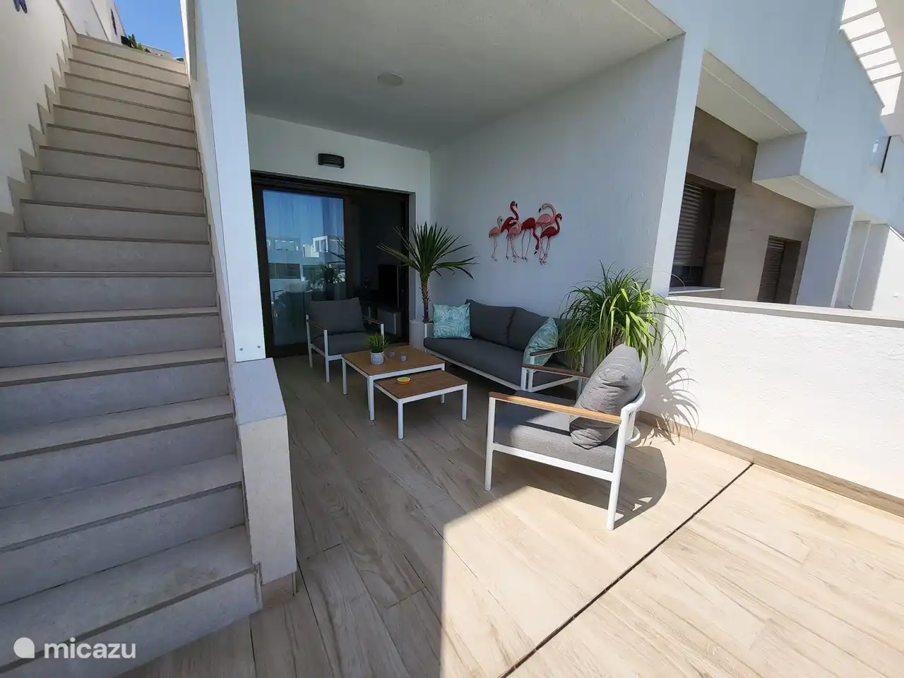 terrasse inférieure et accès aux pièces d'habitation