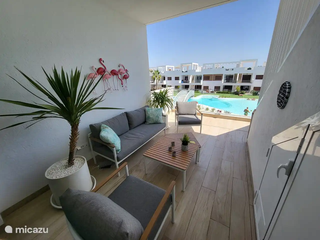 Terrasse inférieure avec vue sur la piscine