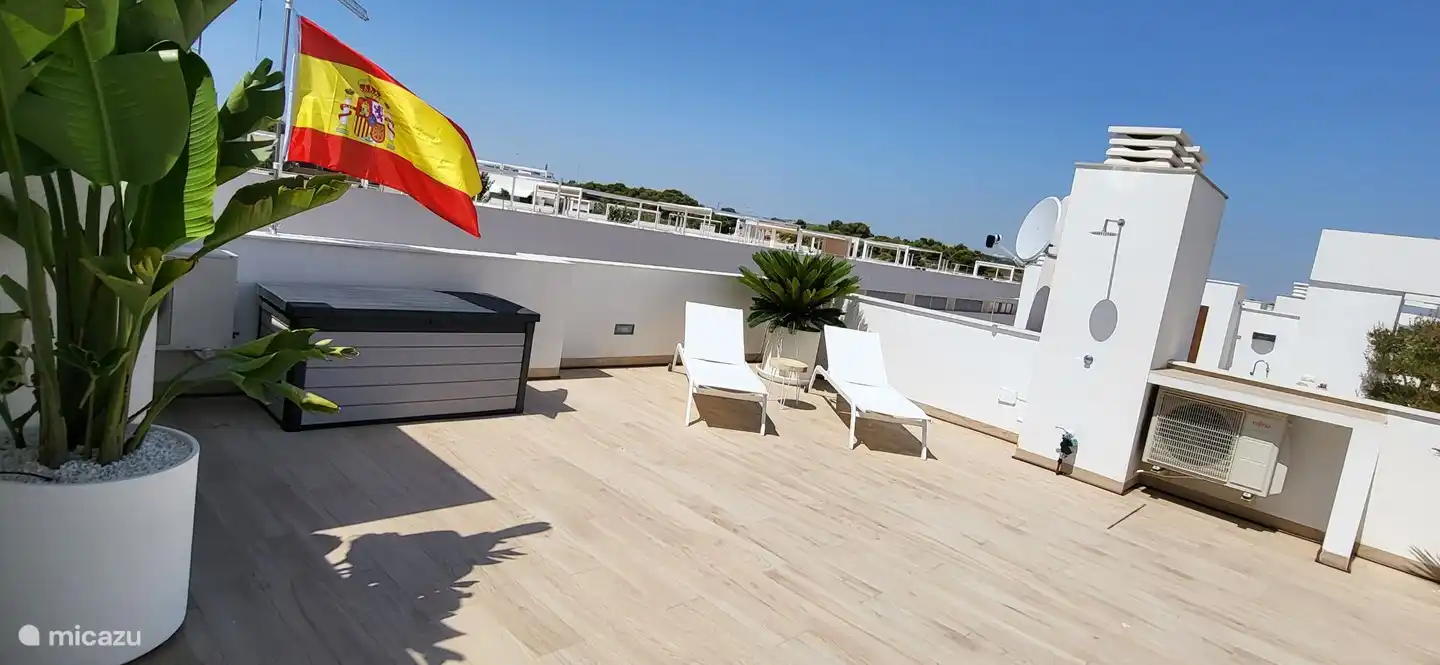 La terrasse sur le toit dispose de 4 chaises longues